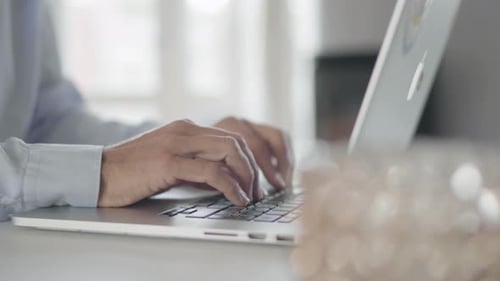 Geschäftsmann benutzt Laptop