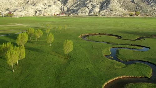 Champ vert dans les montagnes de Turquie filmé sur un Drone