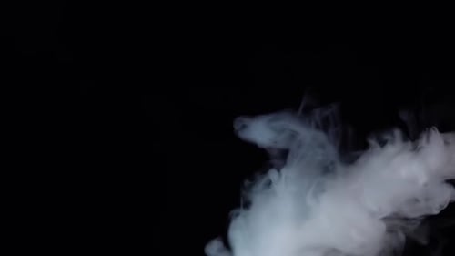 Weißer Rauch schwebt durch den Weltraum vor schwarzem Hintergrund. Nebel-, Rauch-, Dampf- und Nebeleffekt. Langsam