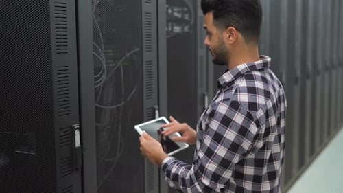 Ingénieur informatique travaillant dans la base de données de la salle des serveurs