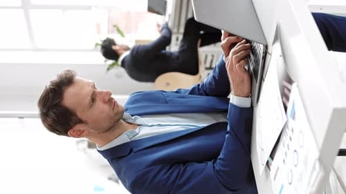 Hombre escribiendo en una computadora portátil en la oficina