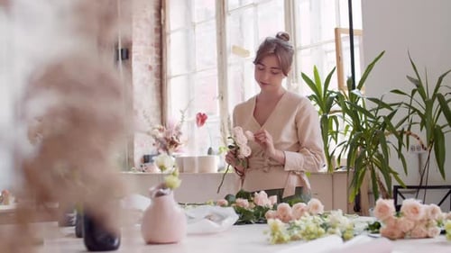 Fleuriste travaillant dans un magasin de fleurs