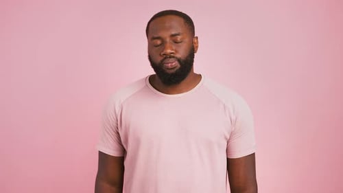 Un Noir Sérieux Gesturant Arrêter De Regarder La Caméra Et Secouant La Tête Sur Fond De Studio Rose