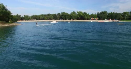 Mann Wakeboarden im Wake Park in Zagreb, Kroatien Jarun