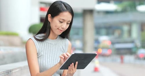 Frau benutzt Tablet-Computer