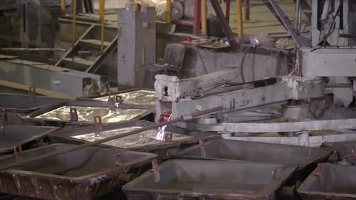 Nahaufnahme wird das heiße Metall aus den speziellen Bädern der Öfen gegossen. Aluminium, das Material das ist