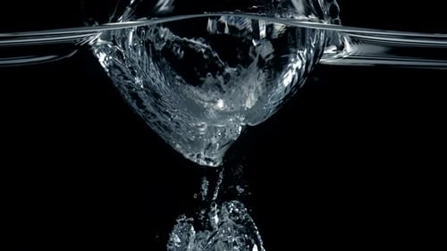 Zeitlupenwürfel fällt durch Wasser