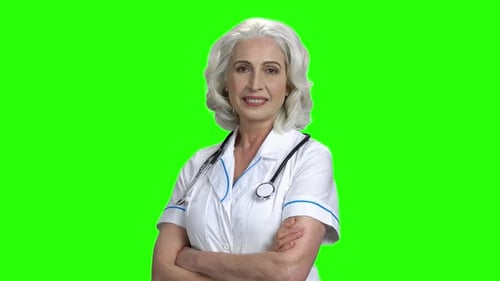 Linda mulher médica sorridente na tela verde