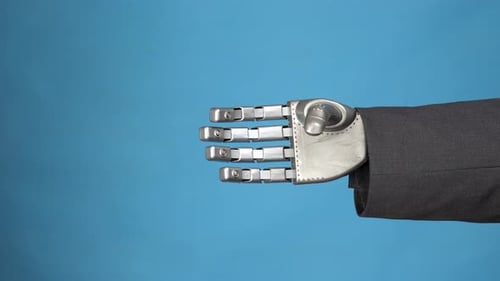 Une jeune femme secoue le bras mécanique gris d'un cyborg. Poignée de main de deux hommes d'affaires. Mains