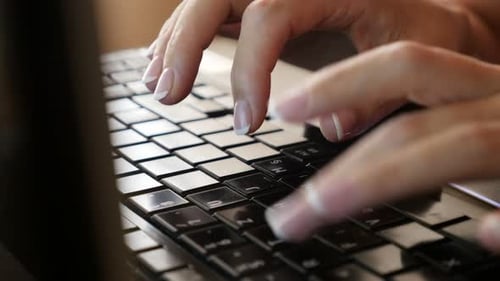 Tippen auf schwarzen Laptop PC-Tastaturtasten Frau im Büro langsam kippen 4K 2160p 30fps UltraHD-Video