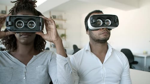 Fokussierte afroamerikanische Tester tragen im Büro eine VR-Brille