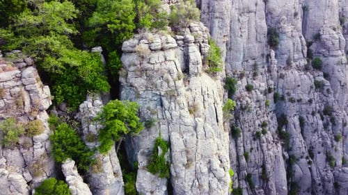 Riesige spektakuläre Felsen Epischer Flugdrohnenflug über das berühmte Gebirgstal Riesige
