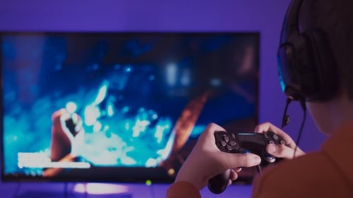 Adolescente joue à des jeux vidéo//Joueur/Play