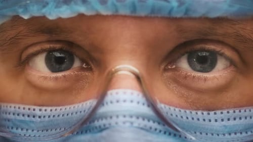 Homme docteur regardant la caméra