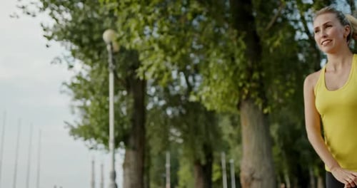 Von unten fröhliches Athletenpaar lächeln und machen Ausfallschritte während des Fitnesstrainings im Sommer