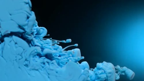 Tinta azul que se disuelve en agua, cámara lenta