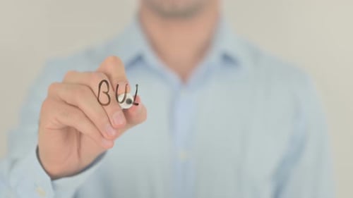 Construya su red, el hombre escribe en una pantalla transparente