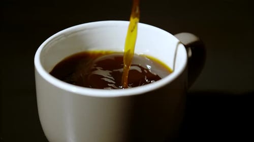 Kaffee in Tasse gießen, Ultra Zeitlupe