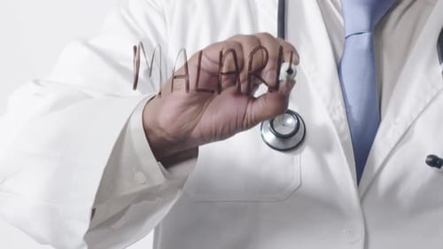 Médecin asiatique écrivant sur le paludisme
