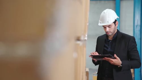 Werksleiter verwendet Tablet-Computer im Lager oder in der Fabrik