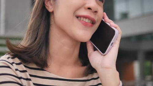 Ein junges Mädchen im College telefoniert mit ihren Freunden.