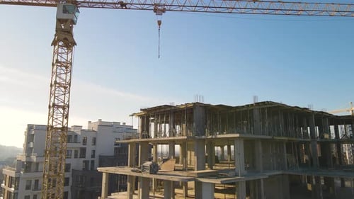 Vista aérea de la grúa de torre alta y edificios de apartamentos residenciales en construcción