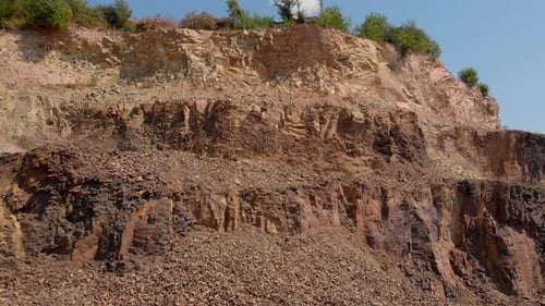 Nahaufnahme von Steinbruchklippen auf blauem Himmelshintergrund