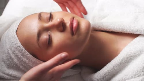 Attraktive junge Frau erhält Kopfmassage im Spa-Center