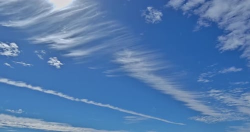 Weiße flauschige Kumuluswolken fliegen blauen Himmel bei sich schnell bewegender Wolke
