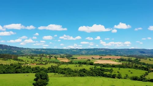 Landschaft, ländliche Wolken, Zeitraffer. Tropische Landschaft. Bewegung bei blauem Himmel.