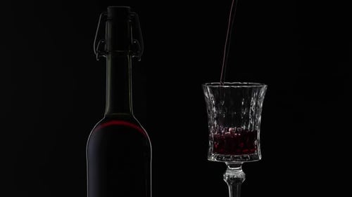 Roséwein, Rotwein in Weinglas über schwarzem Hintergrund, Silhouette