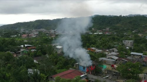 Una casa en llamas, la mayor parte del fuego se ha extinguido
