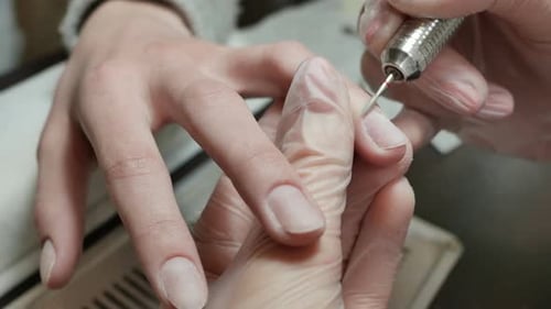 Die Behandlung der Nagelhaut ist eine der Stufen der Verarbeitung der Kutikula
