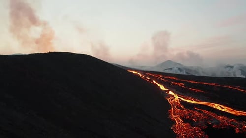 Rio de lava fluindo