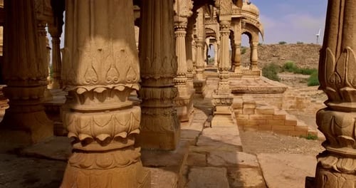 Cénotaphes de Bada Bagh (mausolée hindou) en grès dans le désert indien du Thar. Jaisalmer