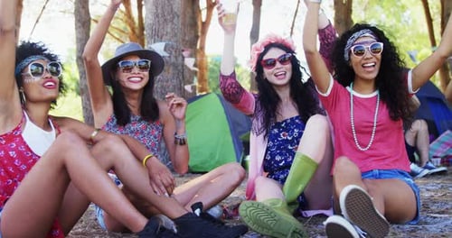 Amigas se divertindo no festival de música 4k