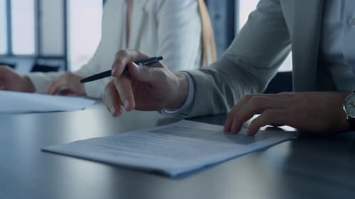 человек читает договор крупным планом