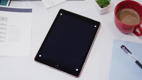 Vue de la tablette numérique et des fournitures de bureau sur le bureau