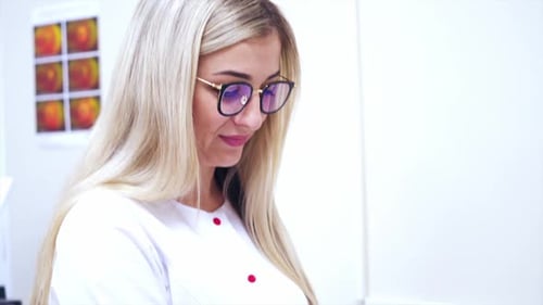 Frau überprüft das Sehvermögen. Frau überprüft das Sehvermögen mit Tonometer in der Augenklinik