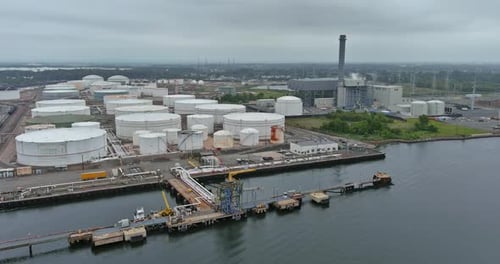 Industrielager für Rohöl mit Ölraffinerieanlage und Fabrik