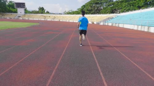 Mann läuft in einem Rennen zum Stadion