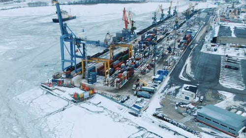 Luftaufnahme Port Container Terminal Containerschiff im Import Export und Geschäftslogistik in der Tiefe