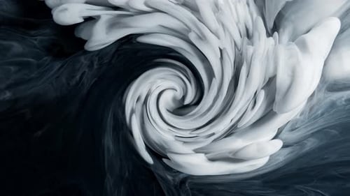 Schwarze Tinte wirbelt langsam im Wasser