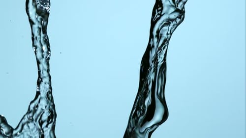 Gießen und Spritzen von Wasser in Ultrazeitlupe 1500 fps auf einer reflektierenden Oberfläche - WATER POURS