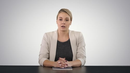 Junge schöne Fernsehsprecher hält eine Rede über