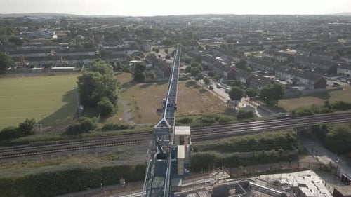 Vista aérea de una grúa de construcción en el sitio de desarrollo de viviendas en Balbriggan, Irlanda.