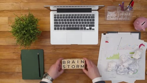 Brainstorm de frases é composto de cubos de madeira na mesa do escritório com as mãos