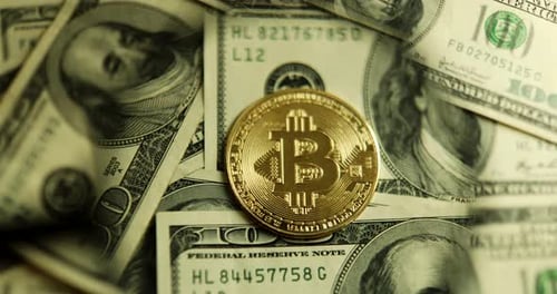 Pièce de crypto-monnaie sous une loupe sur fond de dollars