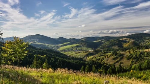 Wolken und Schatten bewegen sich über die Herbstlandschaft