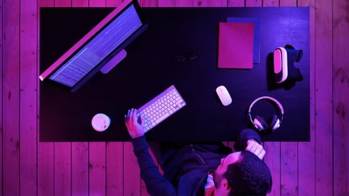 Müder Hacker schläft während der Computerverarbeitung in der Nähe des Computers.